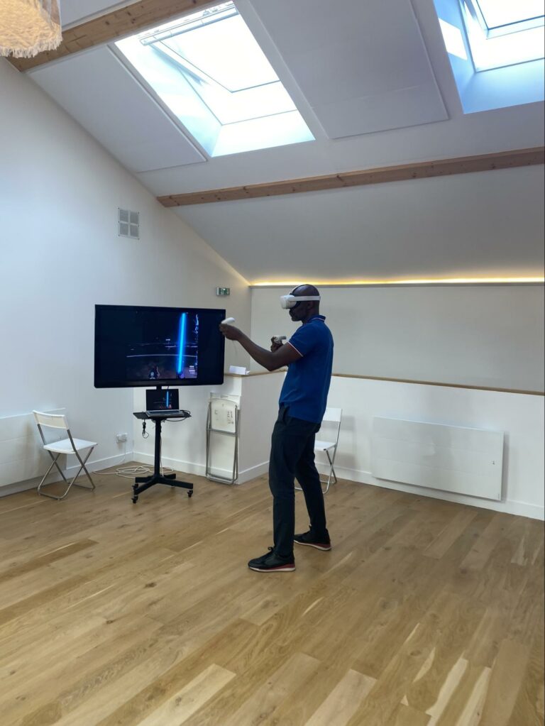 Un utilisateur avec un casque de réalité virtuelle en pleine action !